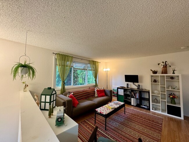 Building Photo - ***MOVE IN SPECIAL!!!*** Fully Furnished 4-bedroom, 2-bath home with Beautiful Backyard in Renton