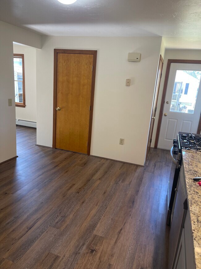 Building Photo - 33 Larch St