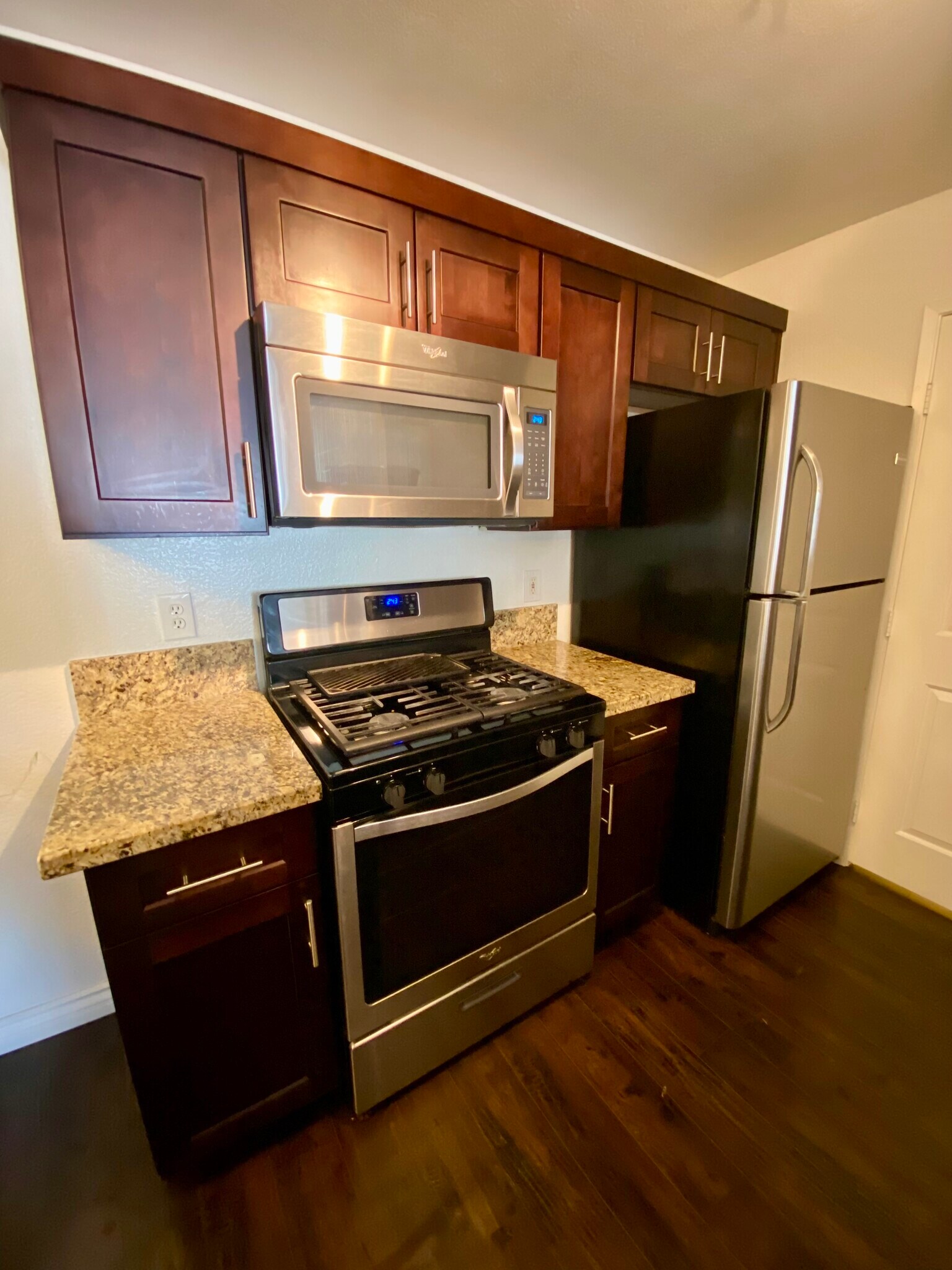 Building Photo - 950 Seven Hills Dr