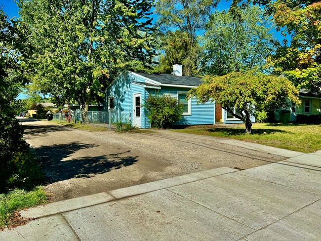 Building Photo - Great Location, Charming Bungalow!