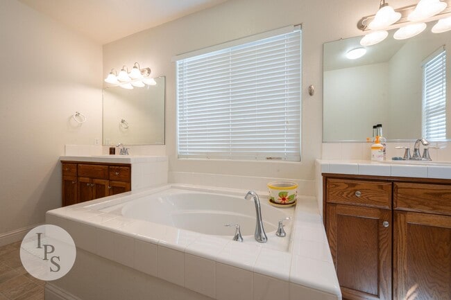 Building Photo - North Clovis Home, 4BR/3.5BA, CUSD - Lots ...