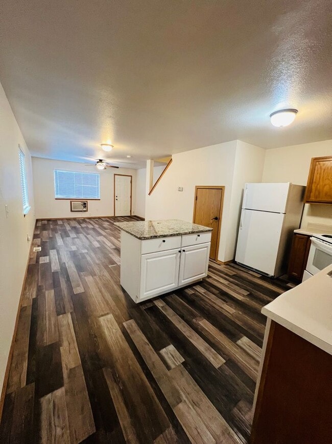 Building Photo - Amazing 3 Bed 2.5 Bath - Townhouse
