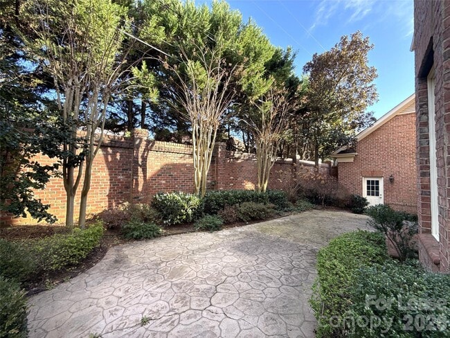 Building Photo - 1109 S Kings Dr