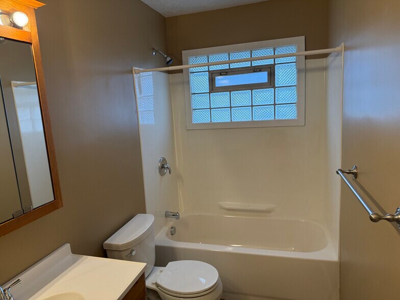 Building Photo - 5409 E 131st St