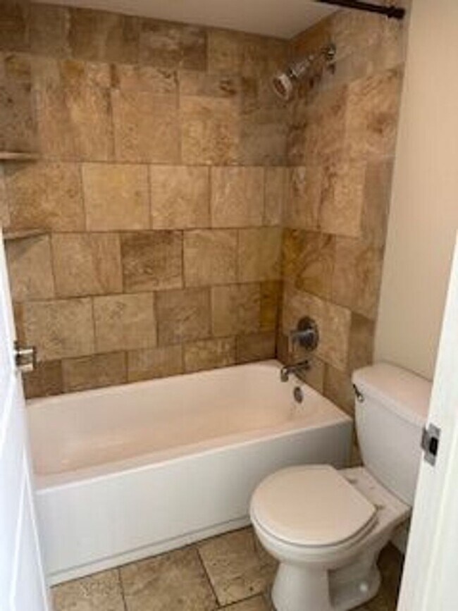 Building Photo - Gorgeous 1 bedroom 1 bath Condo located in The Manhattan