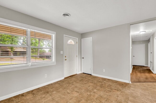 Building Photo - Renovated 3 Bedroom 2 Bath Home for Rent!