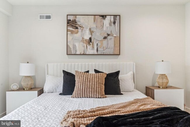 Building Photo - 1106 N Bodine St