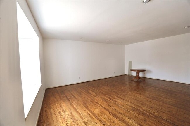 Building Photo - 402 Rosalie St