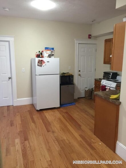 Building Photo - 887 Huntington Ave