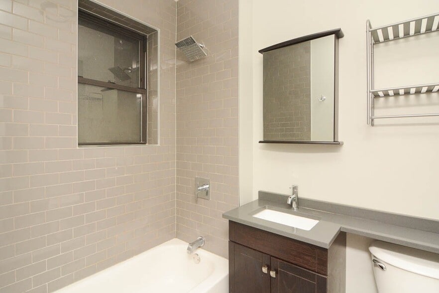 Building Photo - 4242 N Wolcott Ave