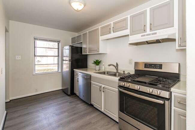 Building Photo - 4942 W 11th St