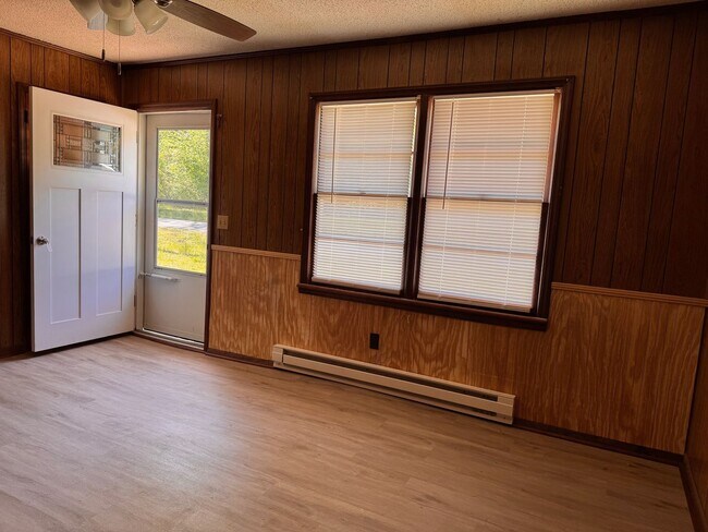 Building Photo - 3 bed, 1 bath brick home located in Troy