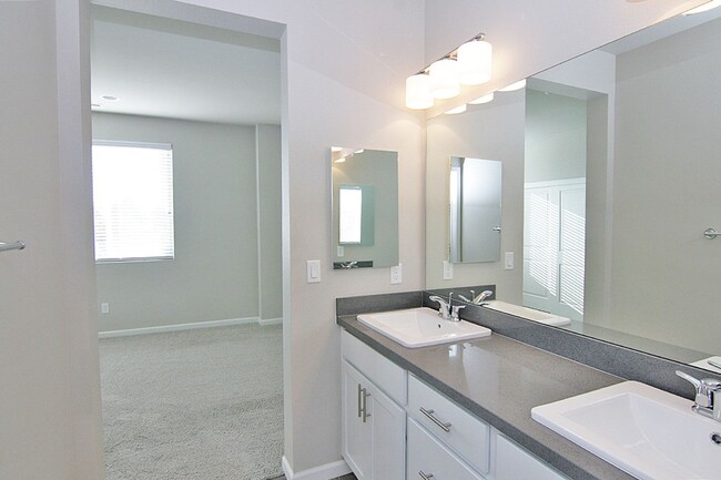 Building Photo - Clean, modern, move-in ready townhouse!