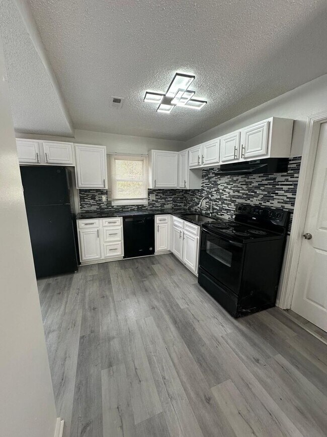 Building Photo - 4 bedroom 1 bath