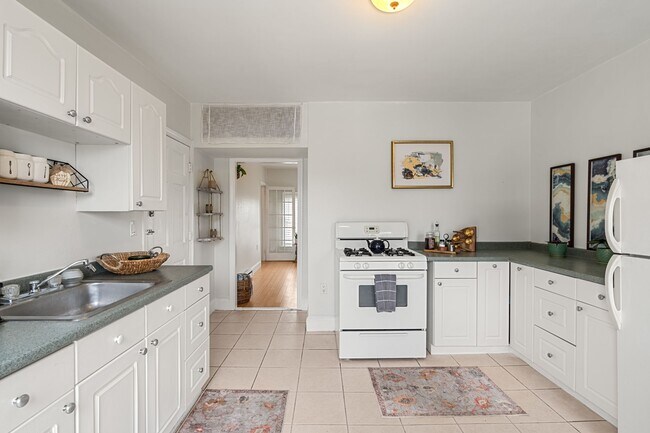 Building Photo - 377 Dorchester St