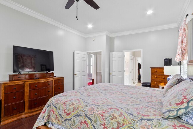 Building Photo - Beautiful 5 Bed 3.5 Bath Home! Available N...