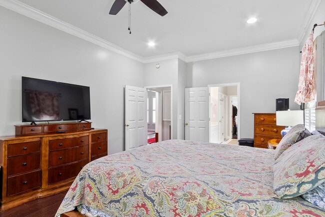 Building Photo - Beautiful 5 Bed 3.5 Bath Home! Available Summer 2026! Book Your Tour Today!