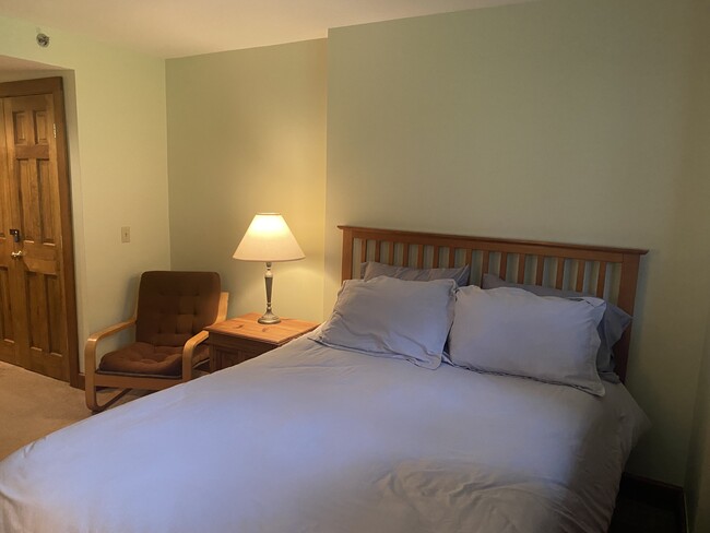 New queen size bed - 67 Mountainside Dr