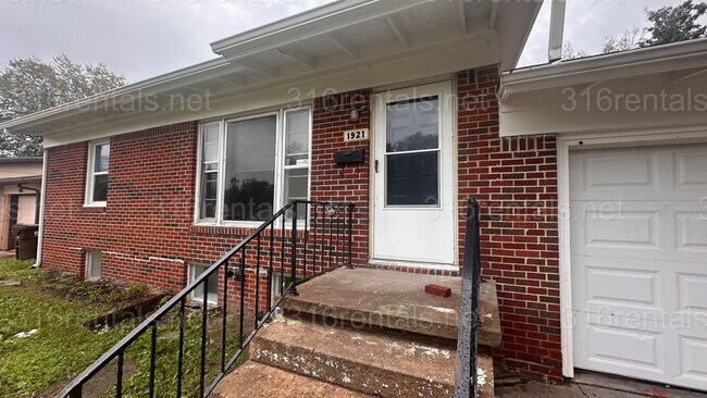Building Photo - $1195 - 3 bed 1 bath with basement - Single Family Home located in the Southwest neighborhood