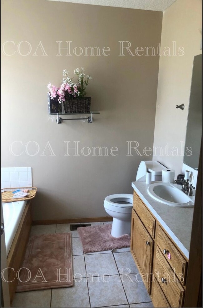 Building Photo - East Side Location