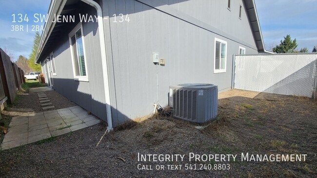 Building Photo - 134 SW Jenn Way