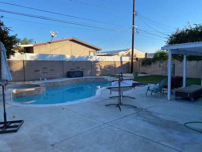 Building Photo - Beautiful 3 bedroom home with pool in Fountain Valley