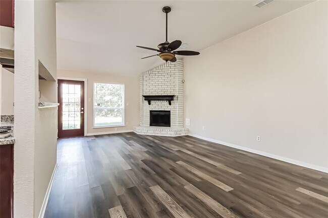 Building Photo - 8610 Greenleaf Lake Dr