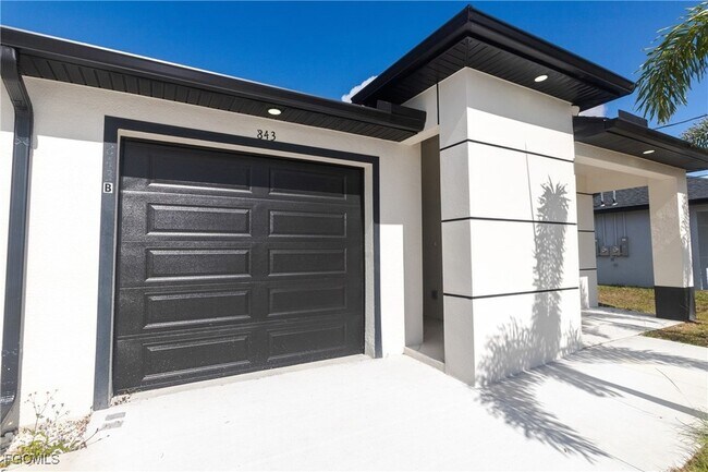 Building Photo - 843 Duplex St E