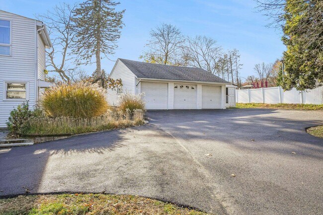 Building Photo - 145 Pleasant Valley Way