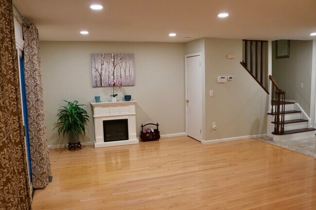 Building Photo - 611 Cornwall Ct