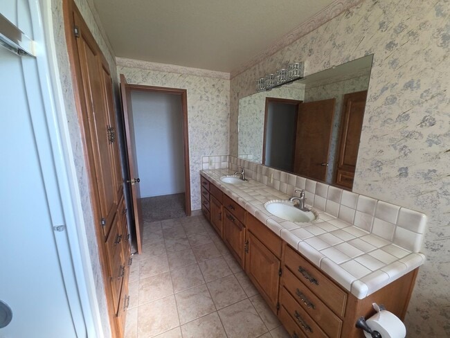 Building Photo - Gorgous 3 Bedroom 2/5 Bath Country Home