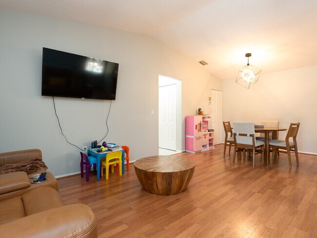 Building Photo - "Discover Serenity: Spacious 2-Bed, 2-Bath Condo in Vibrant Sarasota!"