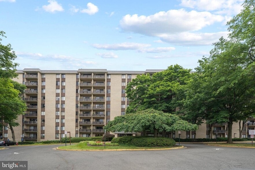 Building Photo - 6001 Arlington Blvd