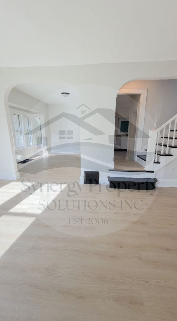 Building Photo - Large Home Available Now