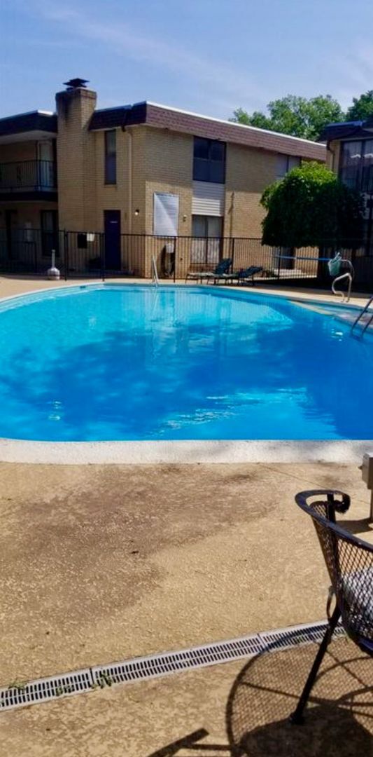 Building Photo - Huntington Condominiums, ground level, immaculate 1BR, 1BTH. Near biking/walking trails!