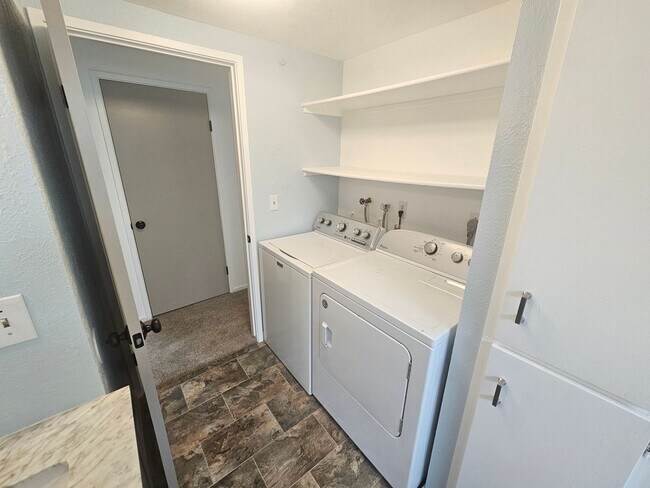 Building Photo - Close to Sugar House Park 2 Bd 1 Ba Basement Duplex