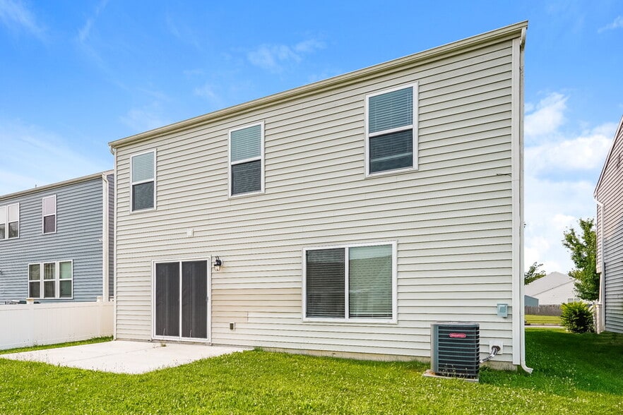 Building Photo - 7500 Willow Leaf Dr