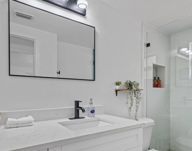 Building Photo - The peaceful place