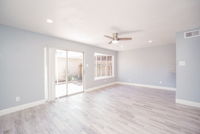 Building Photo - 2515 Oak Hill Dr