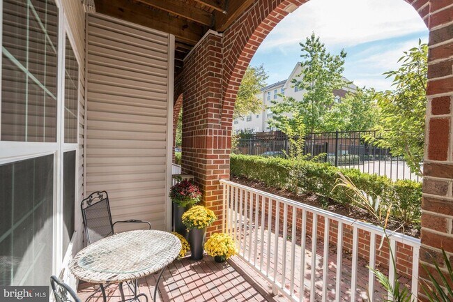Building Photo - 4950 Brenman Park Dr
