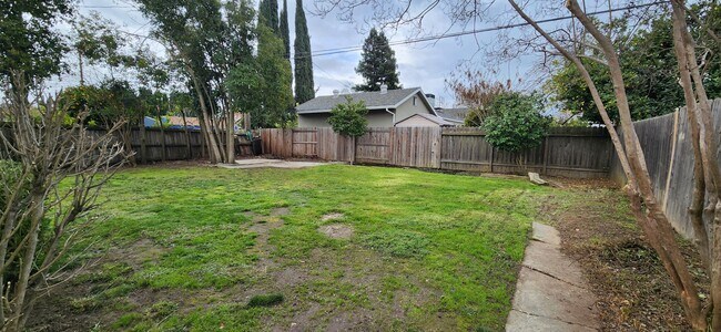 Building Photo - 2 Bedroom 1.5 Bathroom Home in S. Land Park with Updated Kitchen