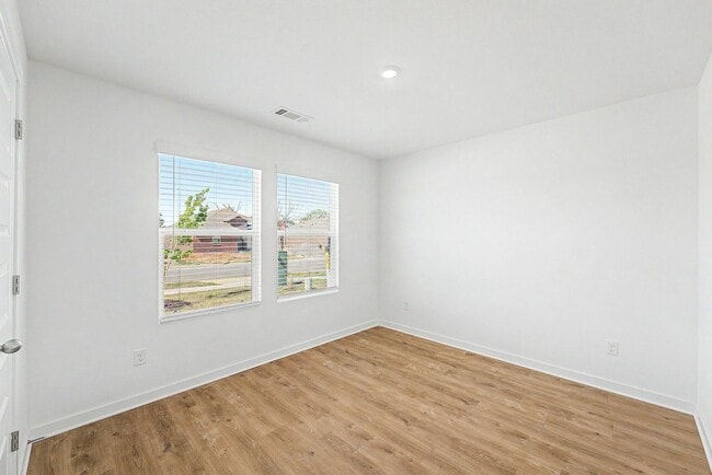 Building Photo - 3101 Laredo Ln