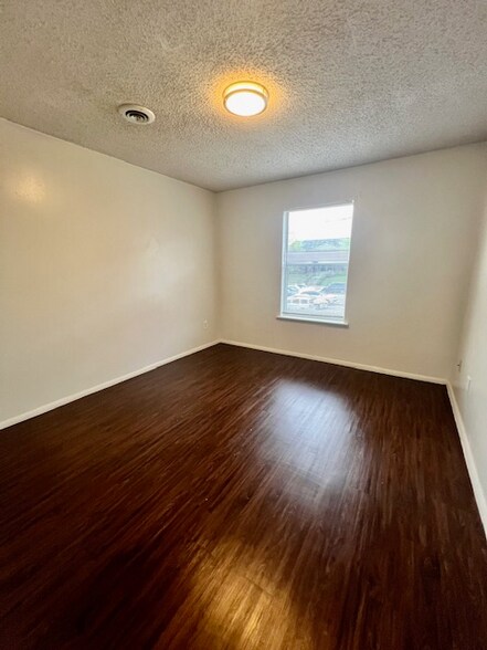 Building Photo - 920 N Leverett Ave