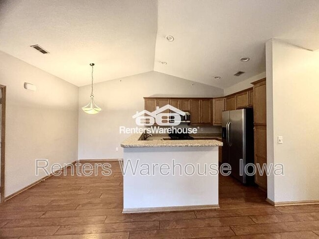 Building Photo - 2000 Meadow Ct