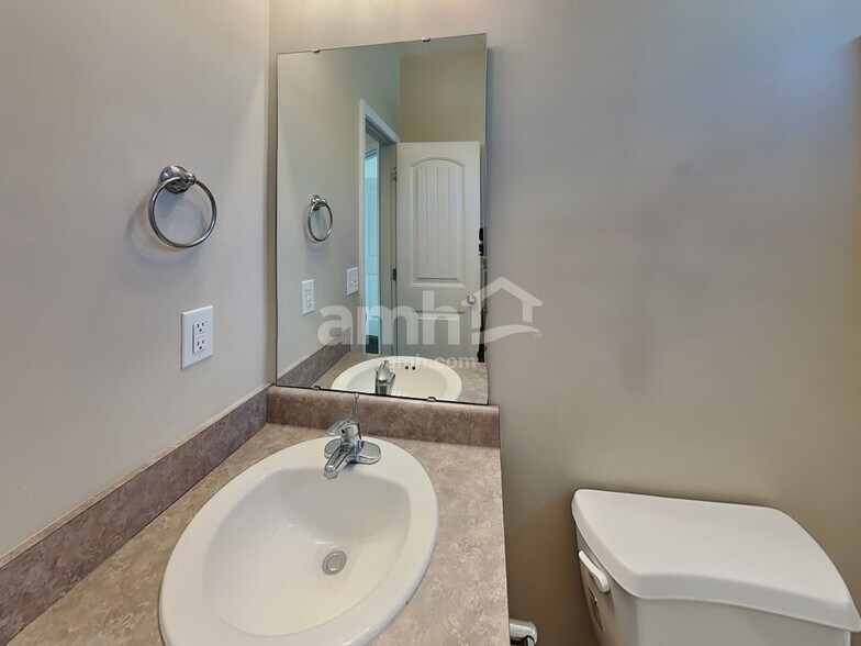 Building Photo - 98 Jade St