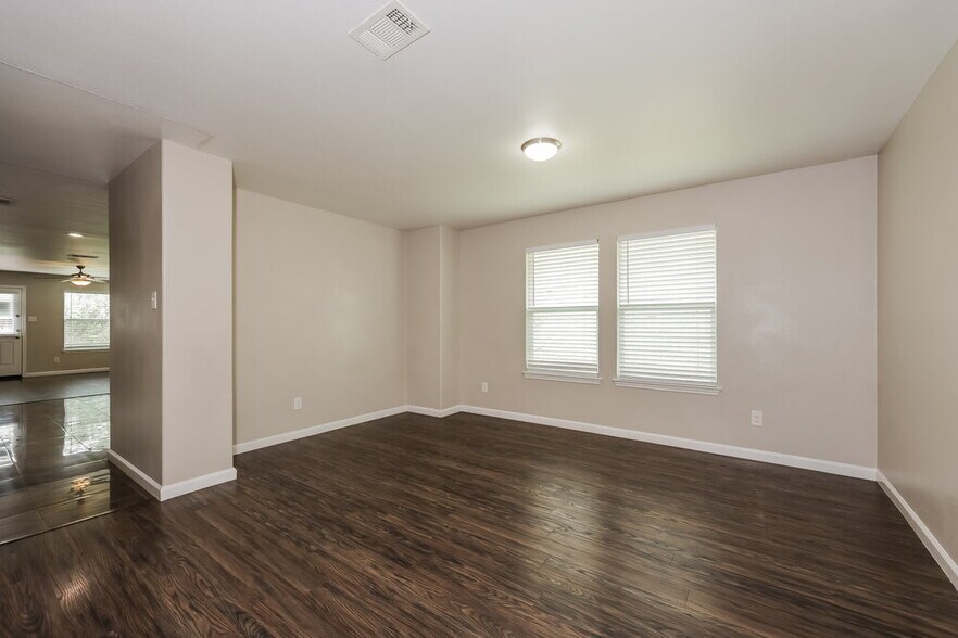 Building Photo - 8820 Elk Creek Ln