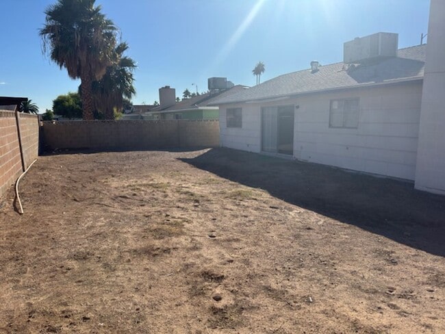 Building Photo - 3Bedroom ranch style home with large backyard