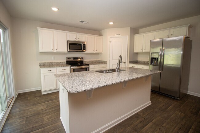 Building Photo - Gorgeous 3 Bedroom, 2 Bath - Available Mid...