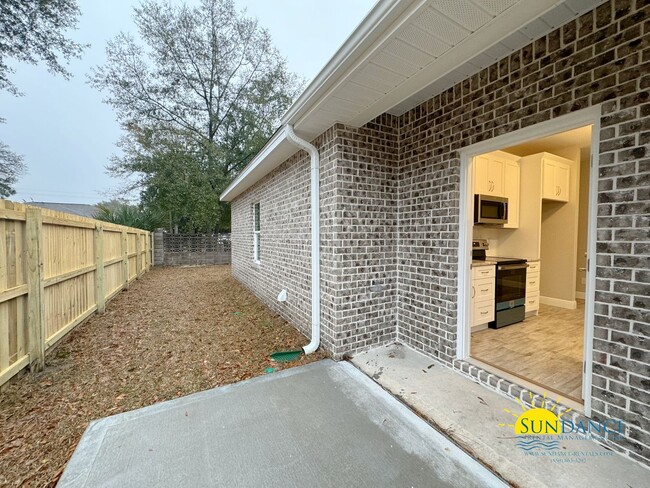 Building Photo - Stunning Centrally Located, a MUST see!