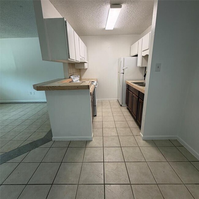 Building Photo - 1301 Greenlawn Pkwy